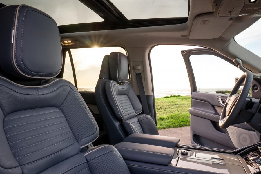Интерьер Lincoln Navigator Black Label 2017 года  (фото 22 из 52)